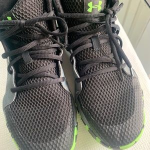 Under Armour- Black & Neon Green Jet‎ 2019-Boys 7 Y